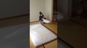 Pues yuka como buena japonesa le encanta el nattô pero cuando vino a españa se encontró con el problema de que es muy difícil de conseguirlo… Como Hacer Un Futon En Japon Youtube