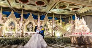 Nonton video rachel vennya di vidio. They Had A Fairy Tale Wedding Of Their Dreams But Wait Till You See The Bride S Dress