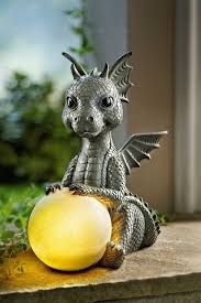 Drache Lucia Mit Leuchtkugel Jetzt Bei Weltbild De Bestellen Drachen Leuchtkugel Und Gartenturen