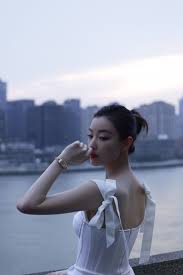 倪妮一袭白裙惊艳网友！高级范“气氛美人”怎么炼成的