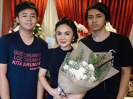 Selain yuni shara, ada penampilan haviz kdi bersama host anisha dasuki, indah setyani, gus miftah, ojip ismaputra. Yuni Shara Watches Porn With Her Sons