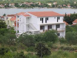 Bilice 42, pomišalj 6, stubalj 12, dolačka punta 15,vrulje 23, lišćerice 25, pod trtrom 19, pod lukovnjak 30, ukupno 172 obitelji. Bilice Panorama Mapio Net