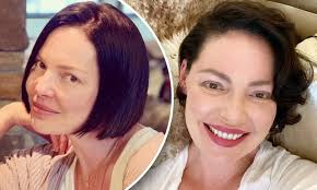 Katherine heigl is an american fashion model, movie producer, and actress. Katherine Heigl Flaunts Chic Hairdo After Transforming From Blonde To Brunette For Netflix Series Daily Mail Online