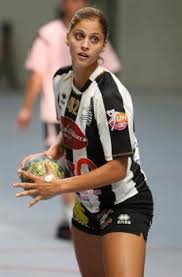 Tápai szabina nemcsak a pályán remekel, hanem a tévéműsorokban is, mindezt pedig ügyesen összehangolja az anyasággal. Tapai Szabina Hungarian Handball Player Tapai Szabina Handball Handball Players Handball Beautiful Athletes