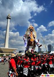 Mewarnai pun bisa menjadi media edukasi kekayaan alam indonesia. Foto Jelang Hari Nyepi Parade Ogoh Ogoh Mewarnai Monas Merdeka Com