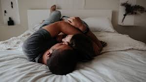 Ich liege im bett und sehe mir eine film an. Warum Wir Aufhoren Sollten Gut Im Bett Sein Zu Wollen Ze Tt