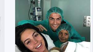 Check out full gallery with 713 pictures of cristiano ronaldo. Cristiano Ronaldo Zeigt Erstes Kind Das Nicht Von Leihmutter Stammt Welt