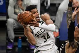 Giannis sina ugo antetokounmpo (/ˈjɑːnɪs ˈɑːntɛtəˈkuːmpoʊ/ greek: Glitwse Ta Xeirotera O Giannhs Antetokoynmpo Agnwsto To Diasthma Poy 8a Meinei Ektos Drashs Sport24