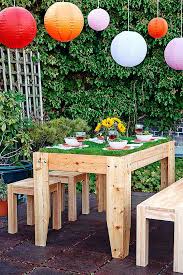 Wie Ware Es Mit Echtem Rasen Statt Einer Tischdecke Passend Zur Fussball Em Konnt Ihr Mit Diesem Gartentisch Mit Lebendem Grun Gartentisch Garten Garten Ideen