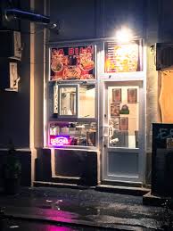 Are mese la etaj si la parter, daca doriti puteti servi acolo. Am Mancat Cele Mai Proaste Shaorme Din BucureÈ™ti Ca SÄƒ N O Faci Tu