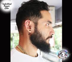 Tindik Tragus Telinga Wanita fashion Foto Stok