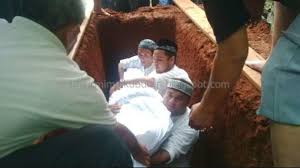 Jika yang tidak tahu mimpi ayah meninggal merupakan pertanda buruk yang akan dialami. 101 Tafsir Arti Mimpi Melihat Ibu Meninggal Dunia Menurut Primbon Jawa Dan Tafsir Islam Tafsir Mimpi