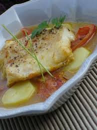 Dos De Cabillaud Roti Au Four Avec Des Tomates Et Des Pommes De Terre Dans Du Vin Blanc Et Du Fumet De P Dos De Cabillaud Recettes De Cuisine Cabillaud Au
