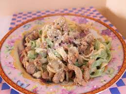 L'attrezzo con cui sono preparati, chiamato chitarra, conferisce alla pasta la forma squadrata e una consistenza porosa che consente al sugo con cui verrà condita di aderire completamente. Ricetta Tagliatelle Paglia E Fieno Con Crema Di Funghi