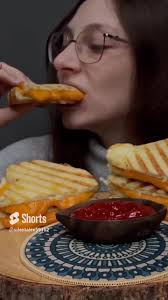 ASMR CHEDDAR GRILLED CHEESE SANDWICHES DIPPED IN KETCHUP