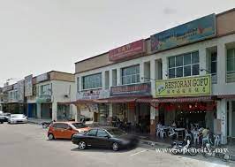 Bangunan pejabat jabatan kerja raya daerah kota tinggi pada asalnya di bangunan pejabat penyelenggaraan bangunan, jalan, elektrik dan pelan yang terletak di jalan lombong (sekarang jalan tun habab) berhadapan dengan hospital daerah kota tinggi sebelum berpindah ke aras 5. Poslaju Kota Tinggi Kota Tinggi Johor