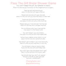 Spela det super roliga pass the parcel spelet på. Ashley S Blush Gold Bridal Shower Chasing Ayden Bridal Shower Poems Bridal Shower Games Bridal Shower Rustic