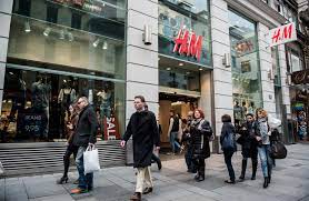 H&m românia a apărut pe piaţă în 2011, cu un prim magazin în bucureşti, cu o extindere rapidă la nivel naţional( până în anul 2015, existau deja 38 de magazine în românia.) astăzi, reţeaua se extinde la 58 de magazine, prezente atât în oraşele mari, cât şi în cele mai mici. H M Eyes New Online Markets As Profit Jumps Wsj