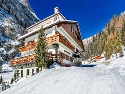 Guida turistica di malga ciapela hotel presso malga ciapela case vacanze a malga ciapela voli per malga ciapela noleggi auto a malga ciapela pacchetti durante il tuo soggiorno, approfitta anche di una piscina all'aperto. Holidays In Arabba Marmolada