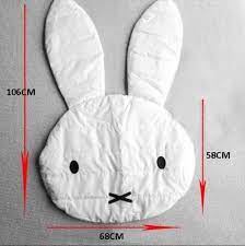 ホワイト うさぎ のつるつるラグ洗濯表記記載あり冷たい水で単独洗濯可能です コットン100 サイズは横 約68cm縦 耳から顔の下まで 約106cmになります お部屋のインテリアのアクセントになるとっても可愛いうさぎのラグです 赤ちゃんのためのお裁縫 縫製