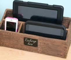 So baust du dir einen handyhalter aus holz selber. Diy Ladestation Fur Ihre Smartphones Und Tablets Selber Basteln