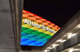 Die allianz arena bei einer älteren aufnahme in den regenbogenfarben. Hokhfxo5gv7wem