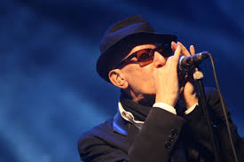 Brouillés pendant des années, arthur et son père alain bashung avait renoué le contact peu avant la mort du chanteur en mars 2009. Alain Bashung Depouille Et Troublant