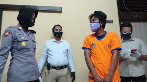 Ngintip, indonesia, indonesian, vulgar, ngentot, skandal,. Bapak Dua Anak Tertangkap Basah Intip Dan Rekam Cewek Lagi Mandi Suara Jatim