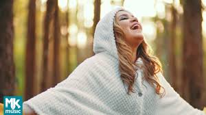 3) olhando de fora ninguém ia vermas com o tempo deu para perceberminha raiz cresceue os ventos sopraram cada vez mais fortese ainda sim, eu prevaleci. Sarah Farias So Quem Tem Raiz Clipe Oficial Mk Music Sarah Farias Musicas Gospel Para Ouvir Musica Gospel