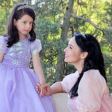 He is an actor and director, known for baieti buni (2005), liceenii rock 'n' roll (1992) and liceenii (1986). IatÄƒ Ce Copii Frumosi Are Stefan BÄƒnicÄƒ Junior Unul E BombÄƒ Cu Ceas Si CelÄƒlalt Este Super Carismatic Yve Ro