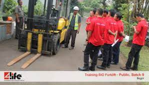 Keselamatan pada saat menggunakan forklift selalu menjadi perhatian. Etika Operator Forklift Sio Forklift Training Indonesia Perusahaan Training Operator Forklift Terbaik Di Indonesia Sertifikat Sio Asli Kemnaker
