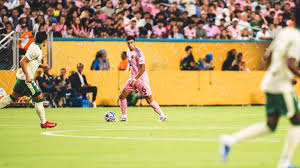 El drama de Tomás Avilés escenifica las diferencias entre PSG e Inter Miami: salió al campo, vio la amarilla y se marcó en propia puerta en tan solo 15 minutos