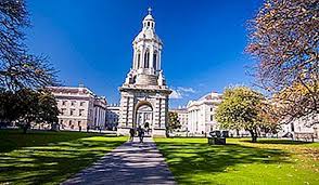 Le jeune pilote, assez beau garçon, qui remonte la ligne des stands avec un polo noir et son casque blanc à la main pour rejoindre sa voiture est le a la fin du film, roger benech fait dire à stirling moss que charade est « le plus beau circuit du monde ». Les Plus Beaux Colleges Du Monde 2021