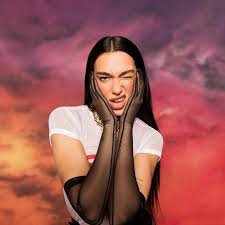 🫧 ¿A qué edad te enteraste de que Dua Lipa estuvo en el Titanic? 🚢👀  Después de ver We're Good ya nada vuelve a ser igual… la sirena del barco,  el restaurante,