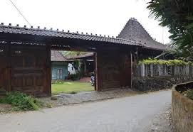 Di joglo plawang boutique villa berjarak sekitar 20 km dari pusat kota yogyakarta. Joglo Plawang Boutique Villa Hotel Murah