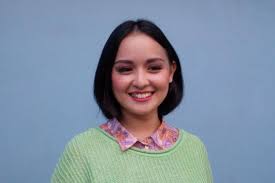 Raditya oloan yang terbaring lemah tampak berusaha menampilkan senyuman, sedangkan joanna dengan menggunakan masker terlihat melambaikan tangannya. Anak Divonis Idap Penyakit Genetik Langka Joanna Alexandra Ini Berkat Tuhan