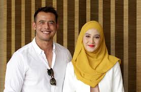 Simak lirik dan chord lagu menanti sebuah jawaban dari band padi di bawah ini. Menanti Februari Zul Ariffin Drama