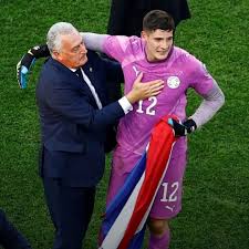 ⚽ ¡UNA UTOPÍA MÁS, PROFESOR! Gustavo Alfaro y el arquero Orlando Gill y el momento de celebrar con todo Paraguay la histórica clasificación a octavos de final, tras eliminar a Alemania por