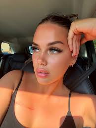 Mollie Hubbard's Instagram, Twitter & Facebook