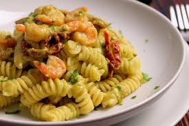 Fusilli Con Crema Di Zucchine Pomodori Secchi E Gamberi Ricetta Nel 2020 Idee Alimentari Cibi E Bevande Ricette