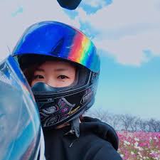 ngs20 instagram バイクとツーショットを撮りたいものの 腕の長さの限界を感じて失笑の図 bike moterbike motercycle motersport バイク女子 ガールズバイカー motorcycle girl lady biker womens bike