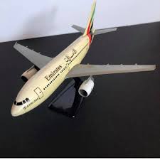 Emirates A310 Model Yolcu Ucagi 110 23 23cm Emirates A310 Model Yolcu Ucagi Modeliniz Oldukca Sik Bir Masa Susu Olarak Odanizin Havasini Deg Masa Susu Masa