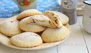 La focaccia genovese o fugassa è un prodotto tipico ligure, la sua ricetta semplice tanto famosa, ormai è divenuta presidio slow food.la focaccia bianca nasce condita solo con olio e sale grosso, ma esistono varianti con rosmarino, salvia, cipolle e olive. Biscotti Ripieni Alla Ricotta Genovesi Tutto Fa Brodo In Cucina