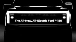 Огромная кабина возвышается над асфальтом сантиметрах в тридцати. Ford F 150 Electric Pickup Truck Will Enter Production In 2022