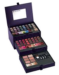 Découvrez tous nos coffrets cadeaux quelle que soit l'occasion, les coffrets cadeaux permettent de faire toujours plaisir à nos familles. Coffret Maquillage Yves Rocher Shopping Cadeaux A Moins 50 Euros Elle