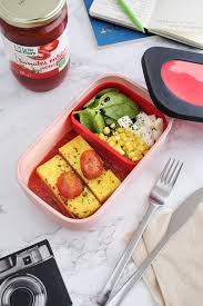 Palets De Polenta A La Sauce Tomate Et Salade D Accompagnement La Vie Claire Recette En 2020 Salade D Accompagnement Sauce Tomate Tomates
