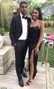 Not only is jennie garth one proud mom, but she's also quite the talented seamstress!. Sasha Obama Goes To The Prom Former First Daughter 17 Looks Very Glamorous Daily Mail Online