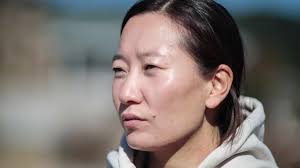 Nyblivna singelmammor i Sydkorea tvingas lämna barnet till utlandsadoption:  "Det är människohandel", säger aktivist