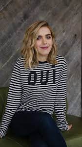 Ankara'da benim bile şortla rahat gezemediğim semtler varken, burada 3. Celebrity Kiernan Shipka Mobile Abyss