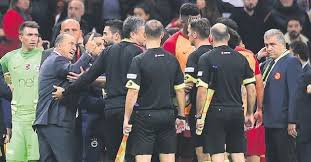 Fırat aydınus eşinin ve çocuklarının tehdit edildiğini söyleyerek yeşil sahalara veda edeceğini belitti. Fatih Terim Cildirdi Hakem Firat Aydinus Un Uzerine Yurudu Takvim